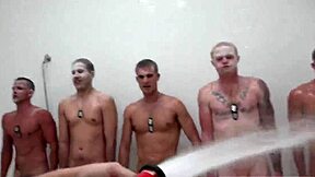 В армии парни дрочат у писсуара, хейзят, моются и ебутся с большими хуями