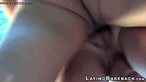 Jovem latino chupa pau duro antes de bareback