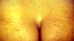 Mau lihat pantat gede itu makan timun?