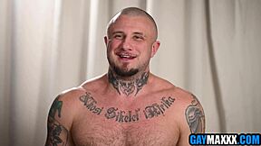 Två twinks blir knullade i threesome av Jacob King, River Castillo och Crush Daddy