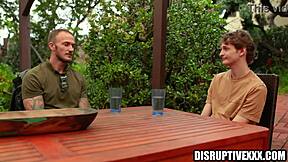 Fostul deținut îl fute fără prezervativ pe fratele vitreg al prietenului puternic!