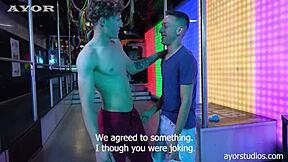 Två nakna bartenders knullar råa i tom klubb efter dans