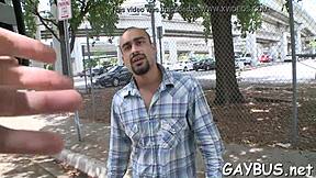 Hunk wird gelutscht und gefickt von Monsterschwanz