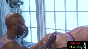 Мускулистый interracial гей, копай глубоко?