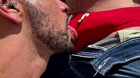 Обслужване в стаята с Nicholas Bardem & Oskar Ivan