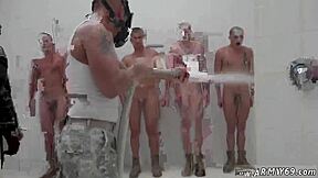 Arméhazing involverar nakenhet, blowjobs och gruppknull i dusch