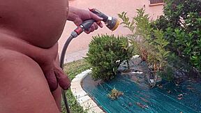 Arroser les Plantes Nu dans le Jardin