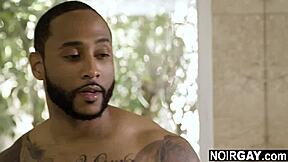 Bílý hunk říká, hon si ten velký černý pták