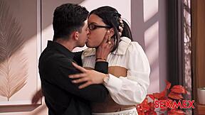 סקסמקס - עוזרת חמה מתמסרת ל-Junior Paola Rubiel