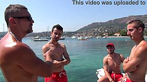 זונה כנועה לוקחת את הזין הגדול של מאק מנוס בגרון עמוק וזיין בתחת