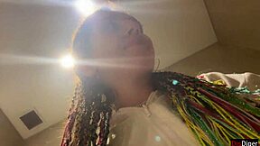 צעיר חמוד 18+ מפלש בקניון ציבורי עם קאםווק