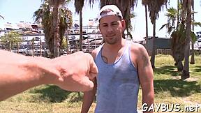 प्रतियोगिताओं में स्पष्ट गे कंटेंट पर चर्चा