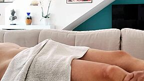 4k asiatisk massage ger närbild av handjob med oljad orgasm och handsfree cum!