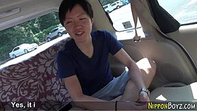 日本小鲜肉在户外车里POV自慰，高清射精公共刺激。