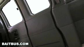 Na autobusu mamcu, heteroseksualni Latino prevaren u gej pušenje i jebanje guzice sa mrkom vozačicom