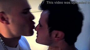 吉列尔莫·克鲁兹接受乔丹·福克斯粗暴口交和舔屁股，马修·费哈蒂双重动作。这色星勾搭变成激烈接吻和巨鸡巴猛干。