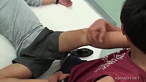 Twinks เอเชีย Net และ Sim รู้สึกความรักแรงในเซ็กส์แบบไม่ใส่ถุงพร้อมดูดเท้า