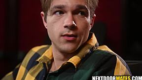 Rejtőzködő pasi összejön meleg szeretőjével bareback szopással és dugással a moziban