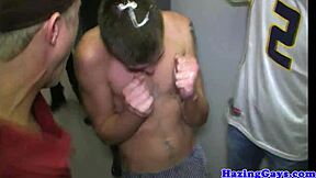 piškajoči teen 18+ twink dobi jizz na roke po domači piški