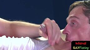 Ours gay prépare twinks BDSM pour fisting extrême et bondage