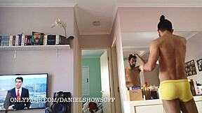 אני מתפשט בבית מתלבש לעבודה תוך שאני מגלגל את הזין הגדול שלי לבד