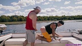 Angel Elias i Marcus Mcneil masturbują się i pieprzą nawzajem na łodzi na otwartym oceanie! Nikt nie widzi, jak ci niegrzeczni faceci uprawiają seks!