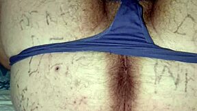 Толстозадый гей дрочит свой БОЛЬШОЙ ЧЛЕН в крупном плане хардкор