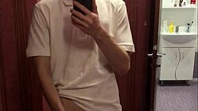 Jeg føler meg som en drømmegutt som stryker min 23cm store kuk i speilet