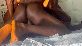 Seksi Oğlanlar Kirli Konuşma ve Sert Kendini Sikme ile Solo Mastürbasyona Dönüyor, Büyük Siyah Sik Oyuncakları Kullanarak