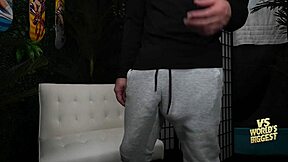 Di Gym, Bro Gay Liat Kontol Gede Gue di Celana Olahraga Abu. Dia Minta Face Fucking Pake Cum dan Piss Nutupin Dia Versus Kontol Terbesar Dunia