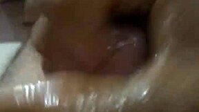 Hej, kolla den här desi indiska killen som ger sin stora kuk en mjuk massage och skakar av den 😏🍆