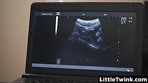 Doktor Hastanede Küçük 18+ Twink Hastayı Eğiyor, Sık Deliği Parmaklıyor ve Yalıyor, Sonra Büyük Sikle Bareback Köpek Pozisyonunda Tohum Dolduruyor