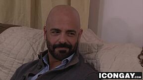 Papa enfonce sa bite énorme profond dans le cul de minet mignon à fond !