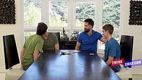 Beaux-pères gagnent poker et revendiquent mon cul de twink comme prix gangbang