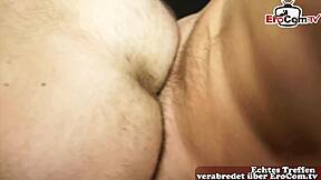 Schwuler bekommt anal creampie im sex shop with big cock