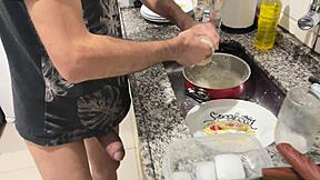 Limpando a casa com a piroca estralando