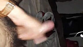 Llegó del Trabajo y Solo Quiere Masturbarse Pensando en Ti