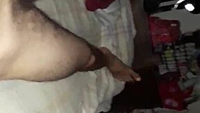 Llegó del Trabajo y Solo Quiere Masturbarse Pensando en Ti