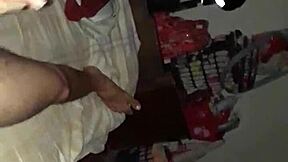 Llegó del Trabajo y Solo Quiere Masturbarse Pensando en Ti