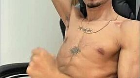 Novinho pentelhudo do pauzão gozando litros sem parar