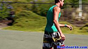 Izmos homo hunk simogatja vastag faszát szólóban