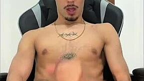 Novinho pentelhudo do pauzão gozando litros sem parar