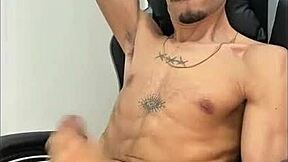 Novinho pentelhudo do pauzão gozando litros sem parar