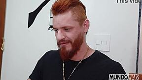 Vruća sesija bez kondoma sa senzualnim gej vibracijama, oseća se tako dobro.