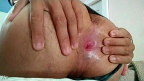 Policía de Ecuador, quer chupar meu pau no carro? Vamos foder esse cu apertado agora!