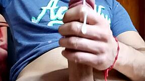 זורק קאם חם עם זין לטינו ענק!