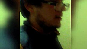 Prehltnutie cudzieho vtáka v horúcom domácom blowjob