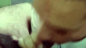 Chupo la pija a un extraño en el cyber, su semen me llena la boca