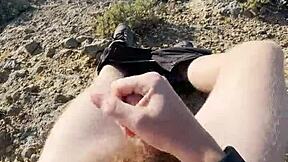 Dospělý 18+ twink si směle klepe v veřejném parku.