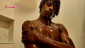 Gostosinho garoto takes bath at gay friend's house naked!